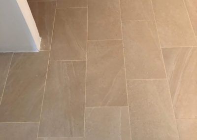 artica beige posato su pavimento interno