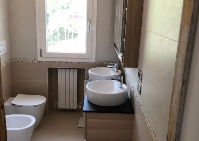 Rivestimento delle pareti del bagno con piastrelle in gres beige