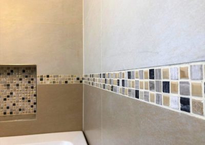 Decoro delle pareti del bagno con fascia mosaico