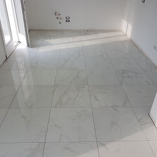 La casa di E: il trionfo del gres effetto marmo