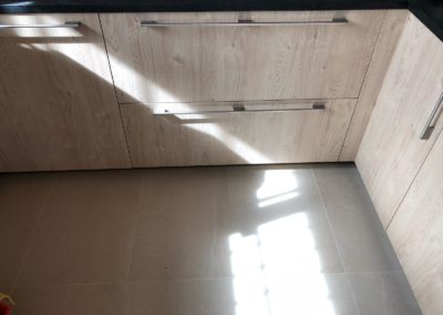 Gres effetto pietra per il pavimento della cucina