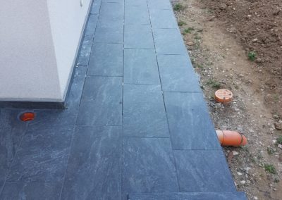 Pavimento esterno in gres porcellanato effetto pietra antracite