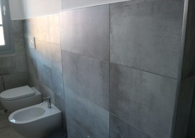 gres effetto cemento grigio usato per rivestimento bagno