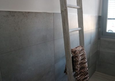 Gres porcellanato effetto cemento per rivestimento bagno