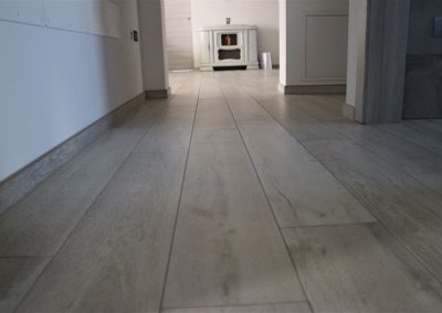 corridoio realizzato con gres effetto legno bianco