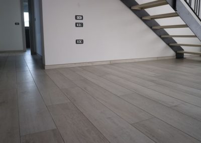 pavimento in gres effetto legno color bianco