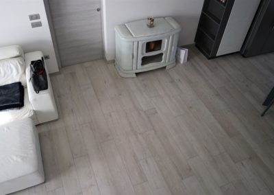gres effetto legno sbiancato per pavimento soggiorno