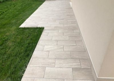 Pavimento esterno in gres porcellanato effetto pietra grigio chiaro