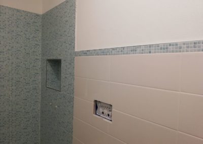 Piastrelle per rivestimento bagno color bianco