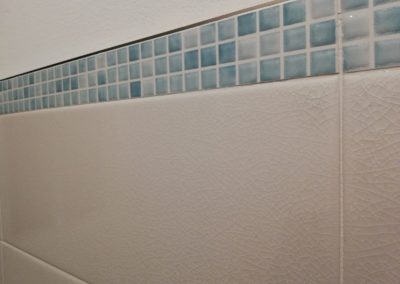Dettaglio parete bagno con rivestimento bianco