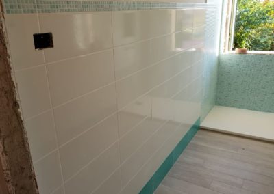 Parete bagno rivestita con piastrella sardegna bianco