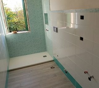 La salle de bain turquoise: des carreaux de couleurs modernes