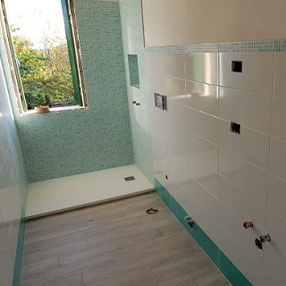 La salle de bain turquoise: des carreaux de couleurs modernes
