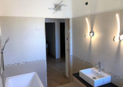 Rivestimento delle pareti dle bagno con piastrelle color beige chiaro