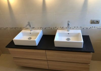 Mobile bagno tinta legno con piastrelle in gres beige