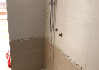 Interno doccia con piastrelle in gres porcellanato