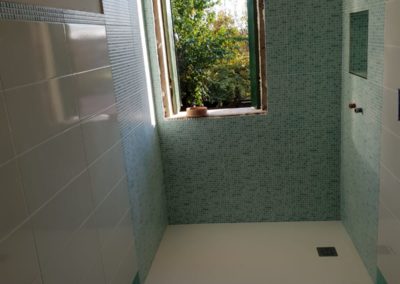 Pareti doccia realizzate con mosaico verde acqua