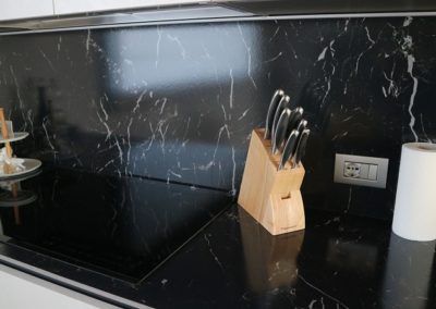 top cucina realizzato con gres porcellanato effetto marmo nero