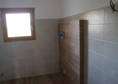 dettaglio effetto legno parete bagno