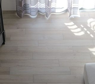 L&E’s House: Wood-effect porcelain tile and modern bathrooms