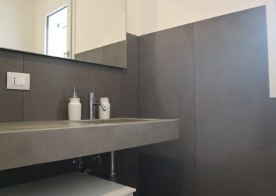 bagno con rivestimento in gres effetto cemento