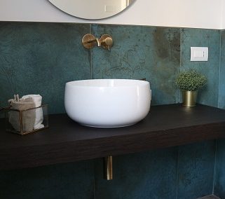 The A&A house: modern bathrooms and large formats