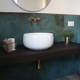 La casa di A&A: bagni moderni e grandi formati