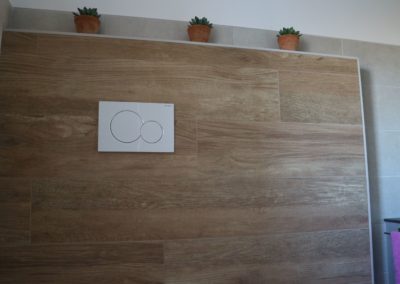 parete bagno con piastrelle effetto legno