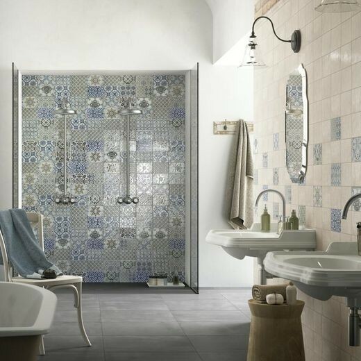 interno doccia con piastrelle cementine color azzurro