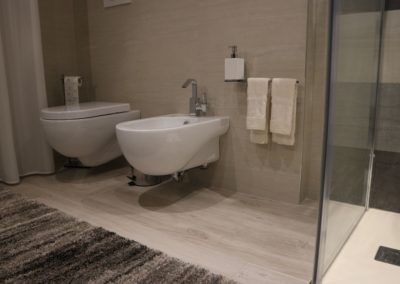 bagno moderno con pavimento effetto legno grigio