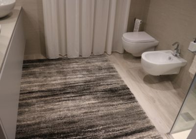 bagno con pavimento effetto legno chiaro