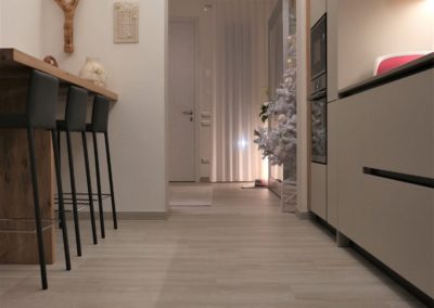 pavimento cucina con gres porcellanato effetto legno