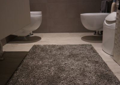 pavimento bagno gres effetto legno bianco
