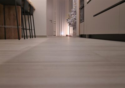 pavimento cucina in gres effetto legno bianco sporco