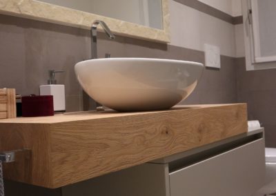 mobile bagno sospeso e rivestimenti in gres effetto cemento