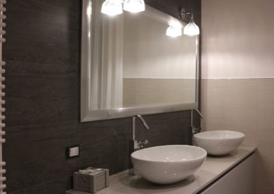 rivestimento bagno con piastrelle antracite