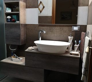 Beige and brown bathroom: concrete-effect porcelain tiles and floating bathroom cabinet