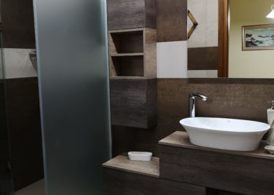 bagno con mobile sospeso marrone effetto legno