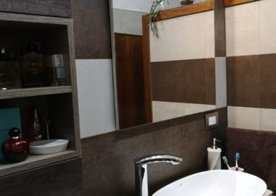 lavabo da appoggio su mobile bagno effetto legno marrone