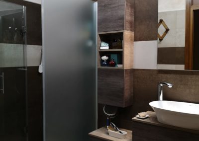 bagno son piastrelle beige e marrone