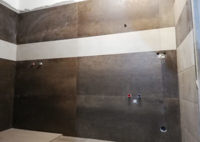 rivestimento bagno tutta altezza con piastrelle marroni e beige