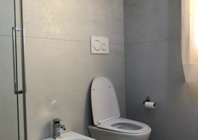 bagno grigio con piastrelle effetto cemento