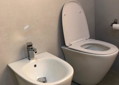 bagno moderno con sanitari a terra