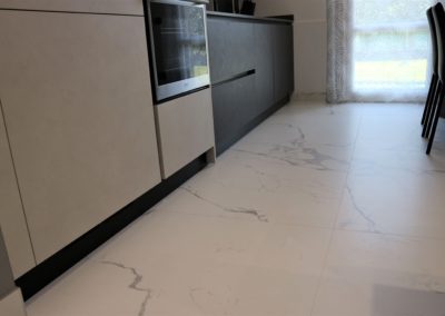 cucina con pavimento moderno effetto marmo