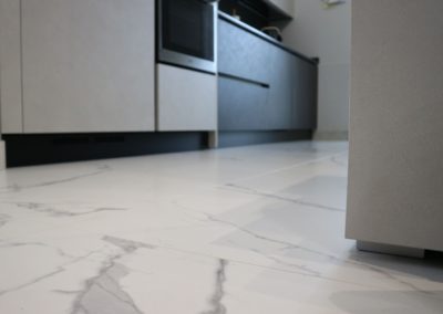 pavimento effetto marmo opaco per la cucina