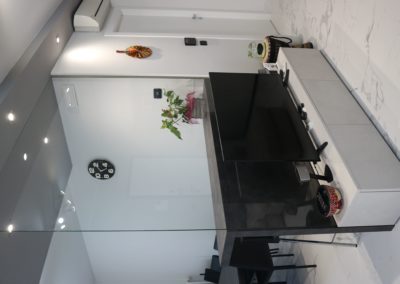 parete di vetro divisoria per cucina e soggiorno