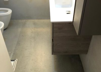 pavimento grigio chiaro bagno moderno