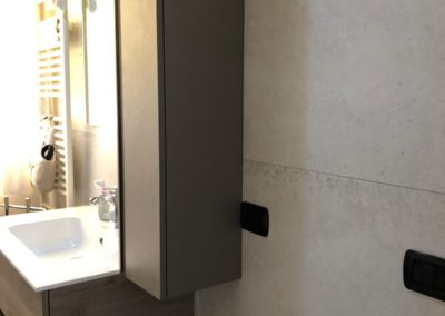 rivestimento bagno con grandi lastre in gres