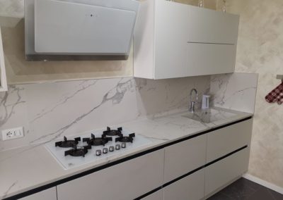 cucina moderna con lastre in gres effetto marmo