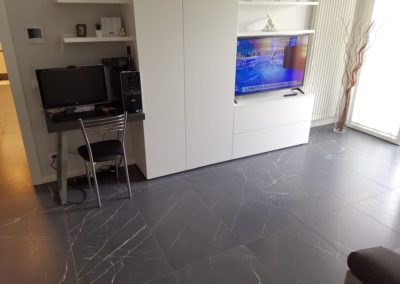 soggiorno con gres effetto marmo opaco